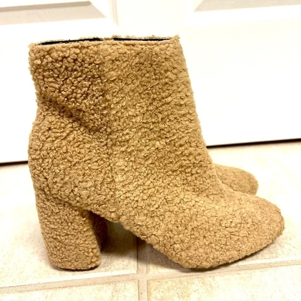 URBAN OUTFITTERS Timber Faux Sherpa Ankle Boots tan women’s size 8.5M
